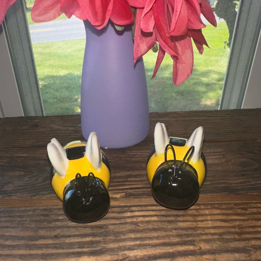 Busy Bumblebee Salt and Pepper Shakers - NIB - Picture 2 of 7